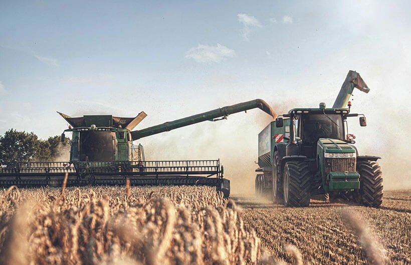 Air conditioning for tractors and agricultural machines