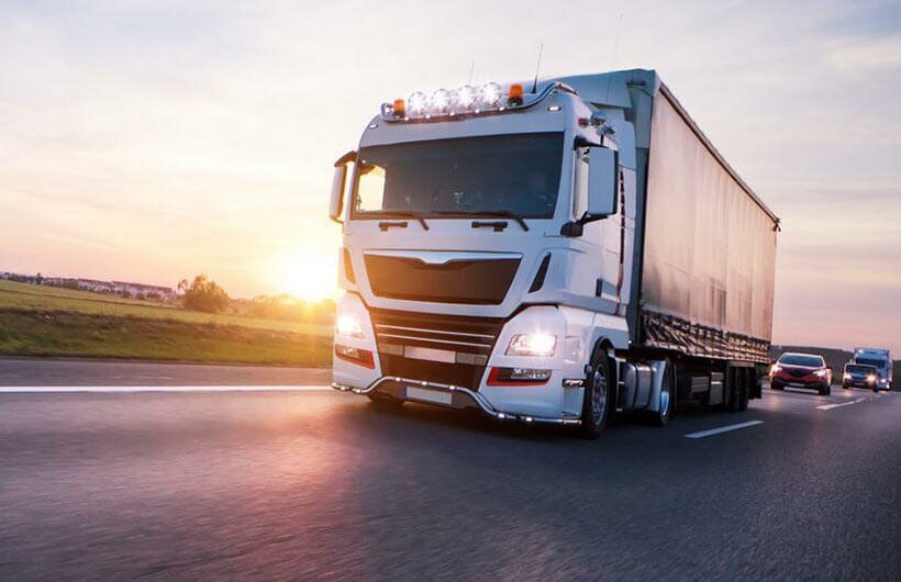 Air conditioning and cooling box for truck cabs