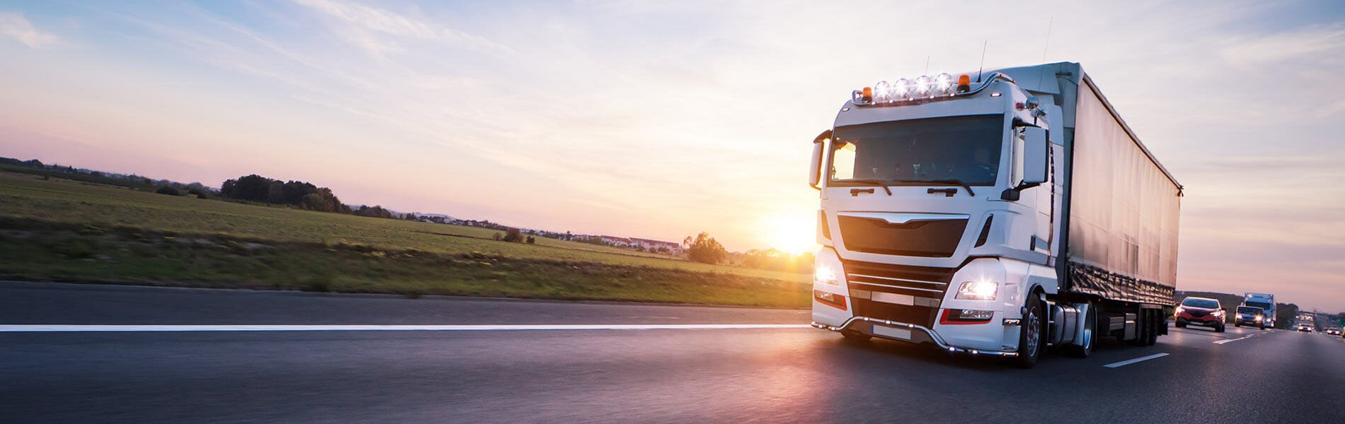 Air conditioning and cooling box for truck cabs