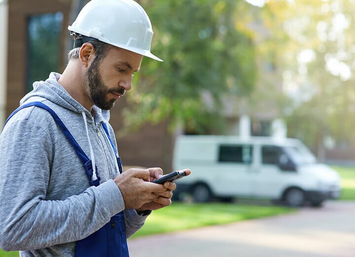 Worker with Eberspächer Zeliox app
